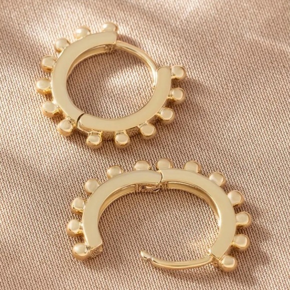 ✨Free People Teramo Petite Gold Huggie Earrings - Picture 3 of 6